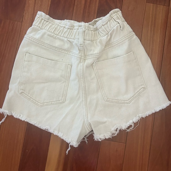 High waisted cream shorts - Picture 2 of 3